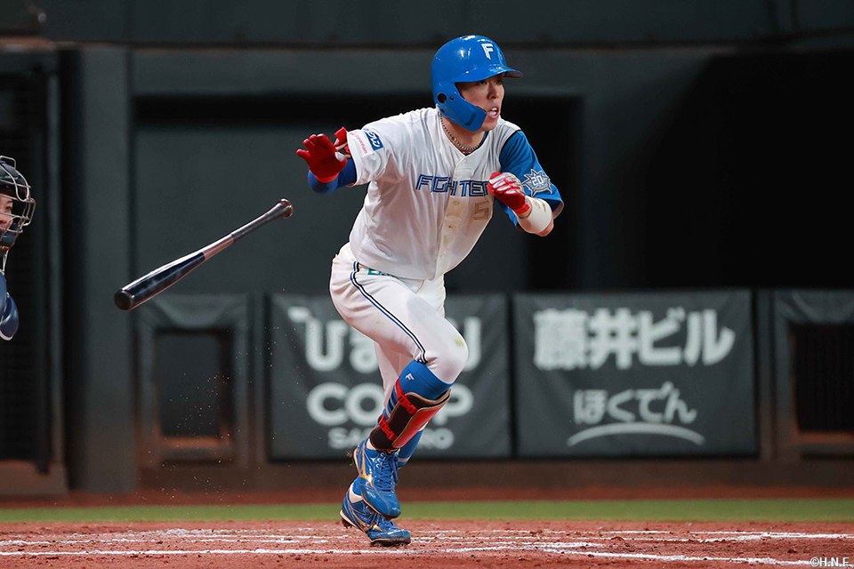 3回裏、ライトへヒットを放つ五十幡選手01