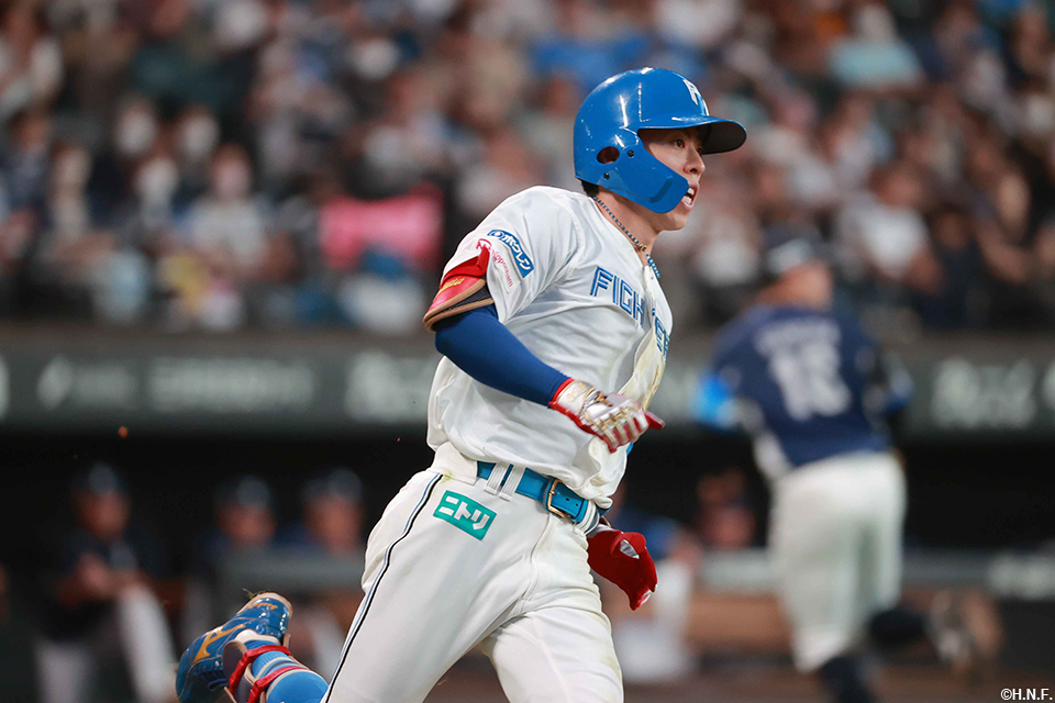 3回裏、ライトへヒットを放つ五十幡選手02