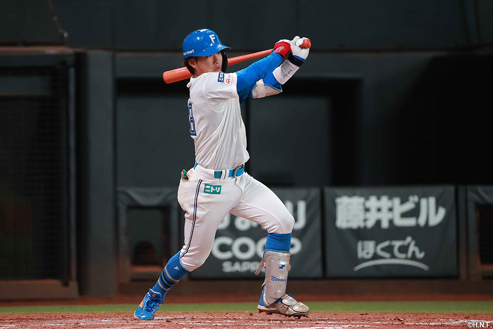 5回裏、内野安打を放つ奈良間選手