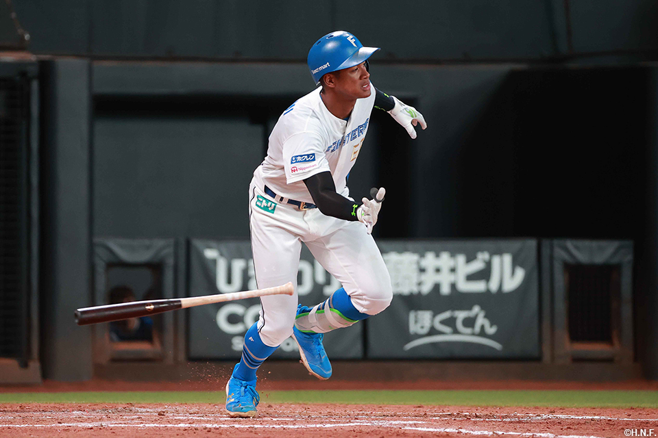 5回裏、適時打を放つ万波選手01