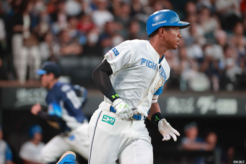 5回裏、適時打を放つ万波選手02