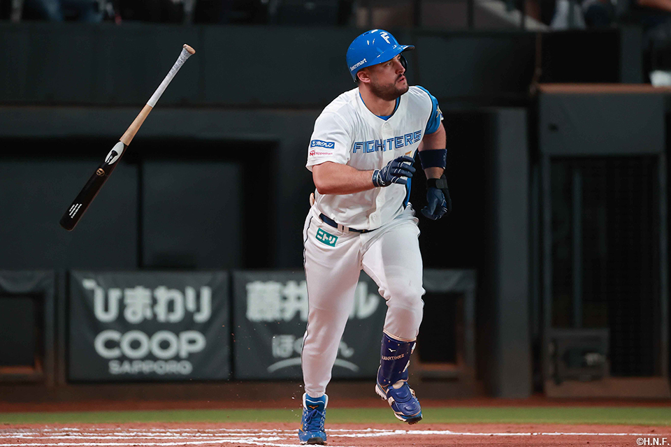 6回裏、センターへヒットを放つマルティネス選手