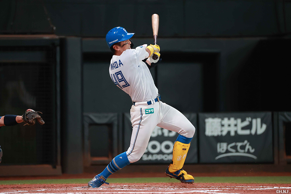 6回裏、レフトへヒットを放つ山田選手01