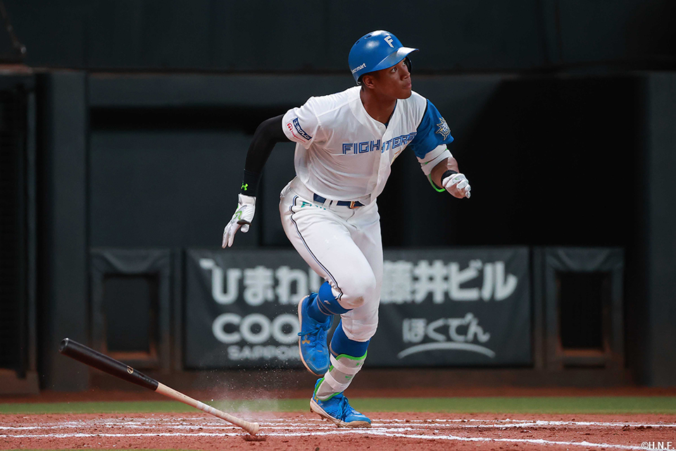 7回裏、適時二塁打を放つ万波選手01