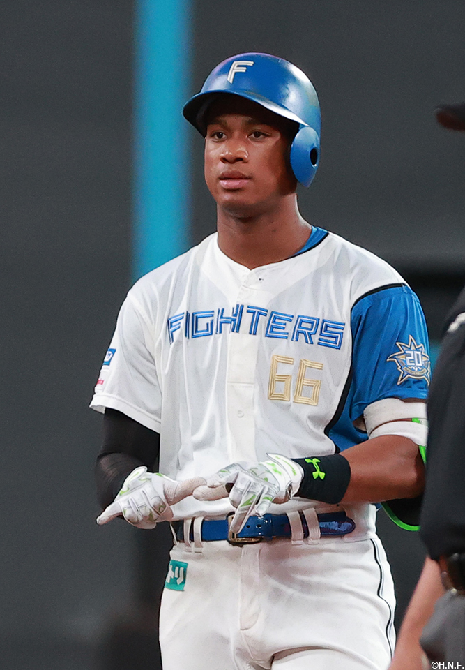 7回裏、適時二塁打を放つ万波選手02