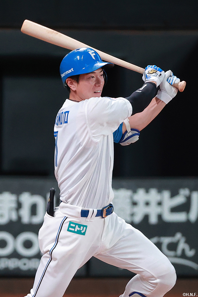 9回裏、ライトへヒットを放つ松本剛選手01