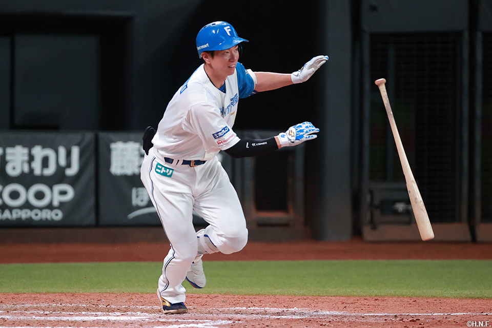 9回裏、ライトへヒットを放つ松本剛選手02