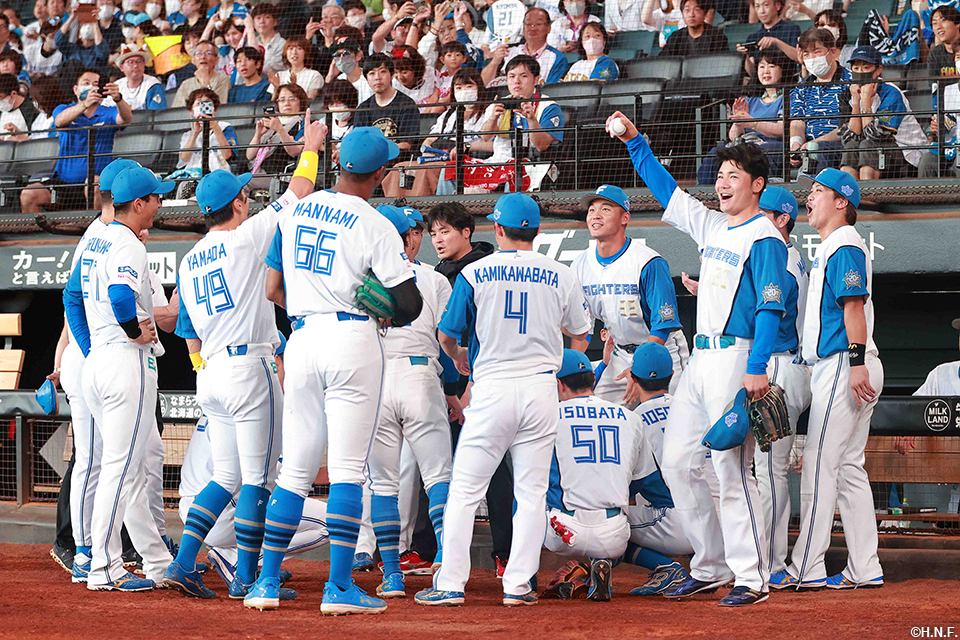 試合前、誕生日の王選手を中心に円陣