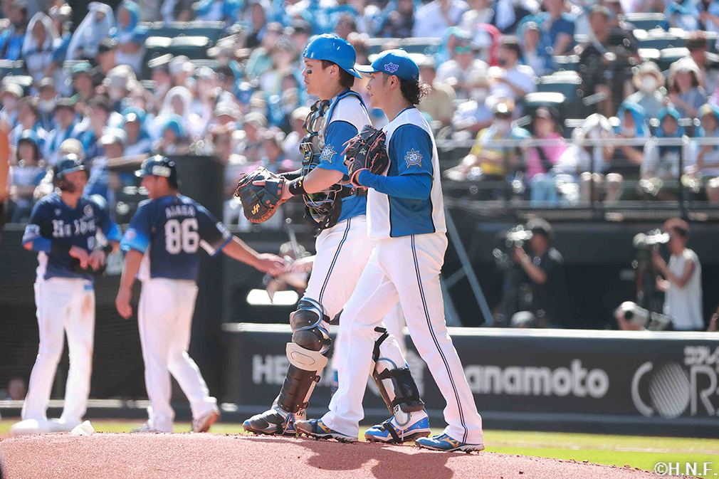 2回表、マウンドで話し合う伊藤投手と伏見選手