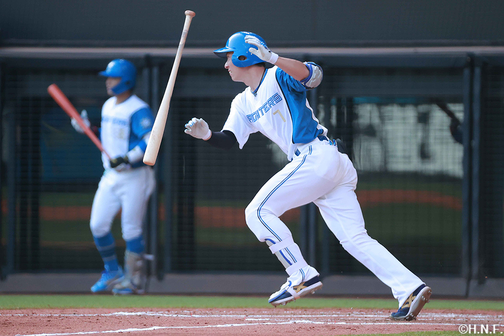 2回裏、ライトへヒットを放つ松本剛選手