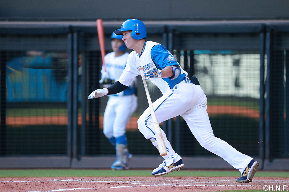 5回裏、内野安打を放つ松本剛選手