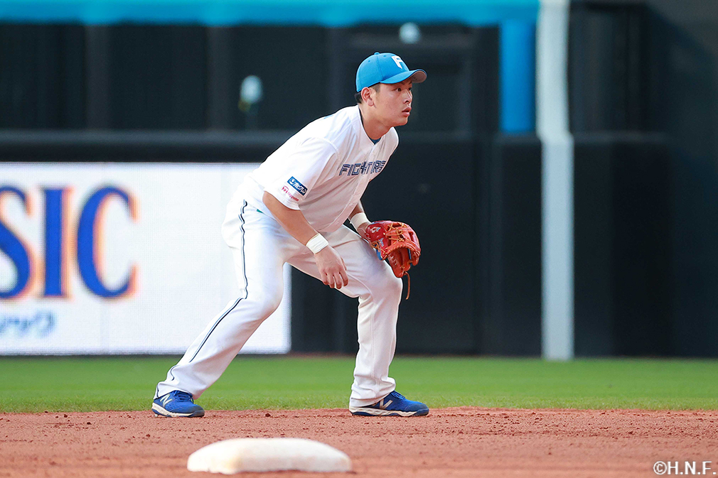 7回表、二塁の守備につく野村選手