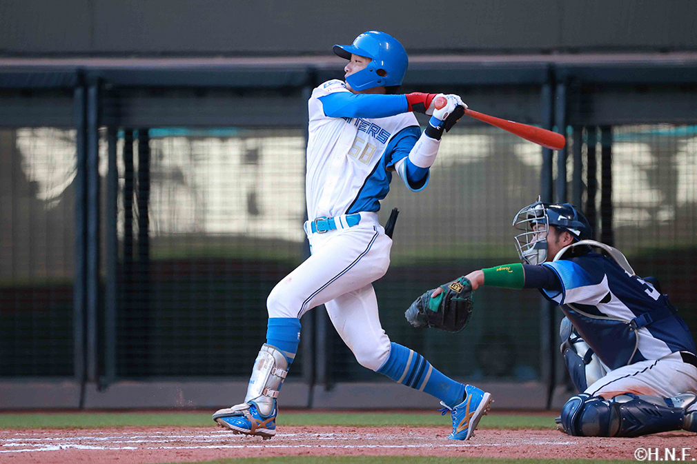 7回裏、ライトへヒットを放つ奈良間選手