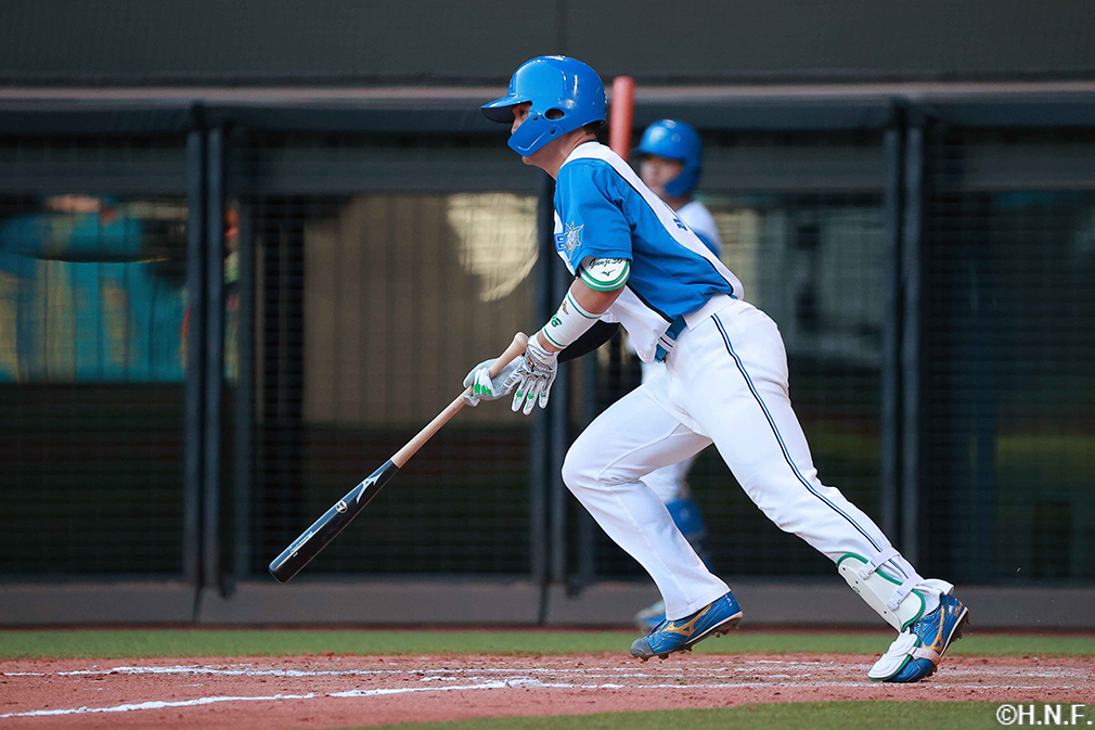 9回裏、センターへヒットを放つ郡司選手