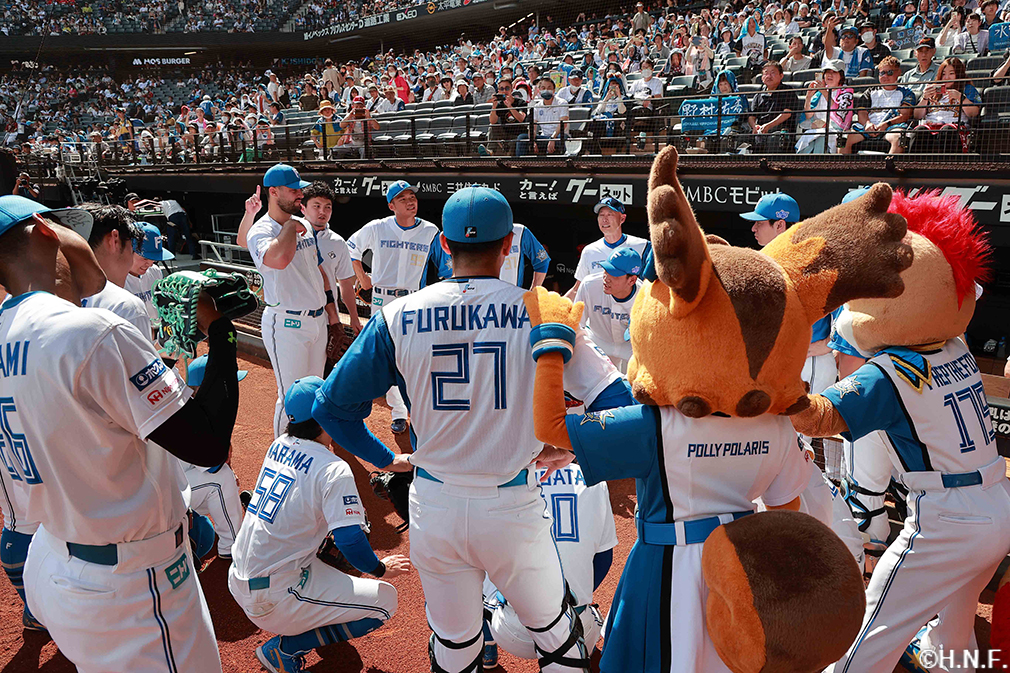 試合前、円陣を組む選手たち