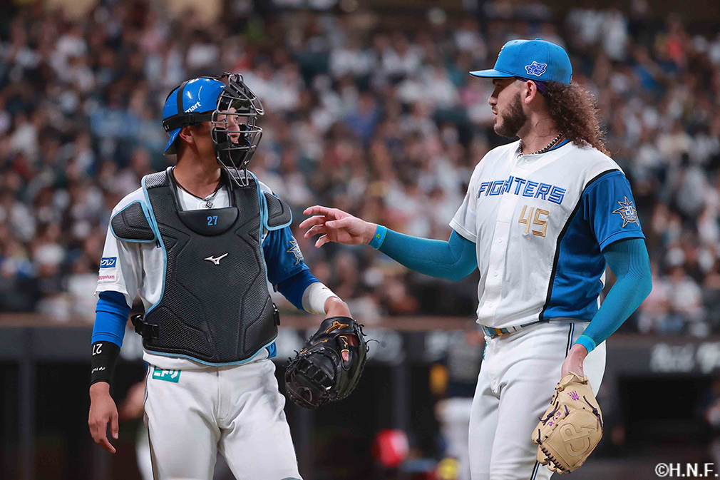 2回表を抑えた古川選手とポンセ投手