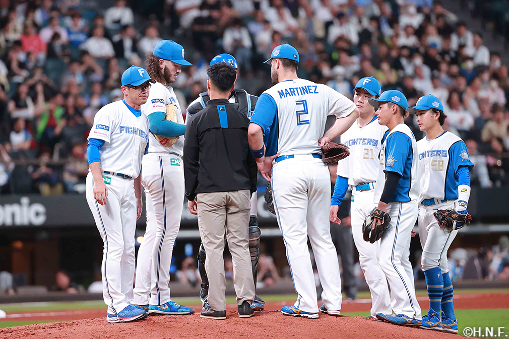 4回表、マウンドに集まる選手たち