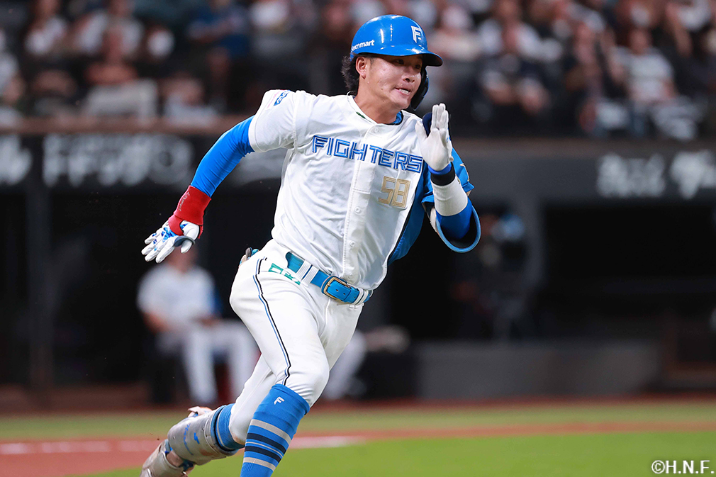 6回裏、センターへヒットを放った奈良間選手