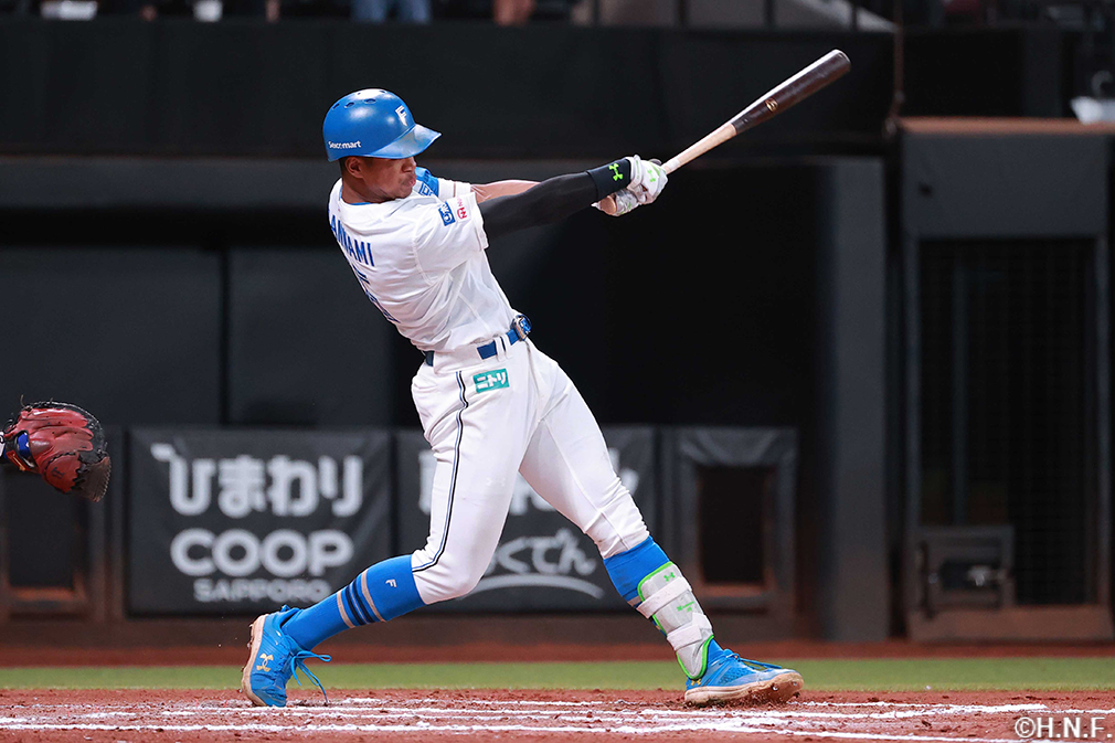 6回裏、レフトへ適時二塁打を放つ万波選手01