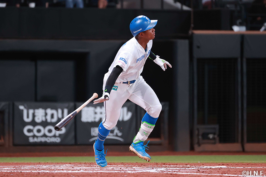6回裏、レフトへ適時二塁打を放つ万波選手02