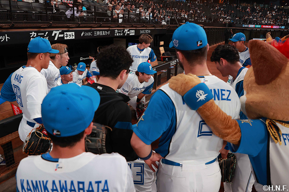 試合前、円陣を組む選手たち