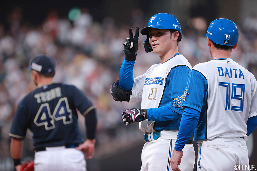 1回裏、レフトへヒットを放つ清宮選手