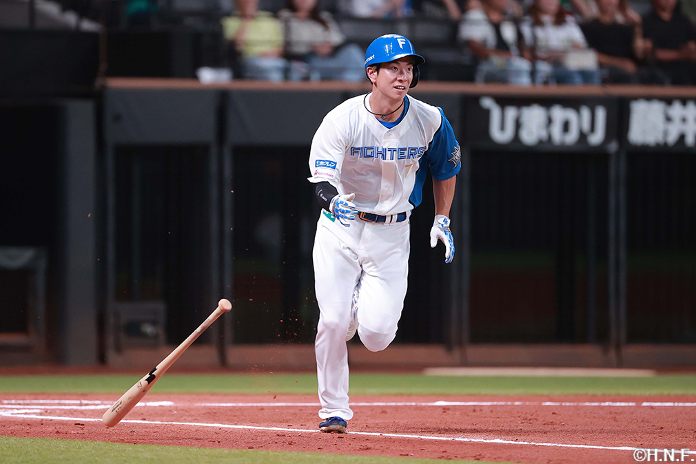 1回裏、ライトへ適時二塁打を放つ松本剛選手01