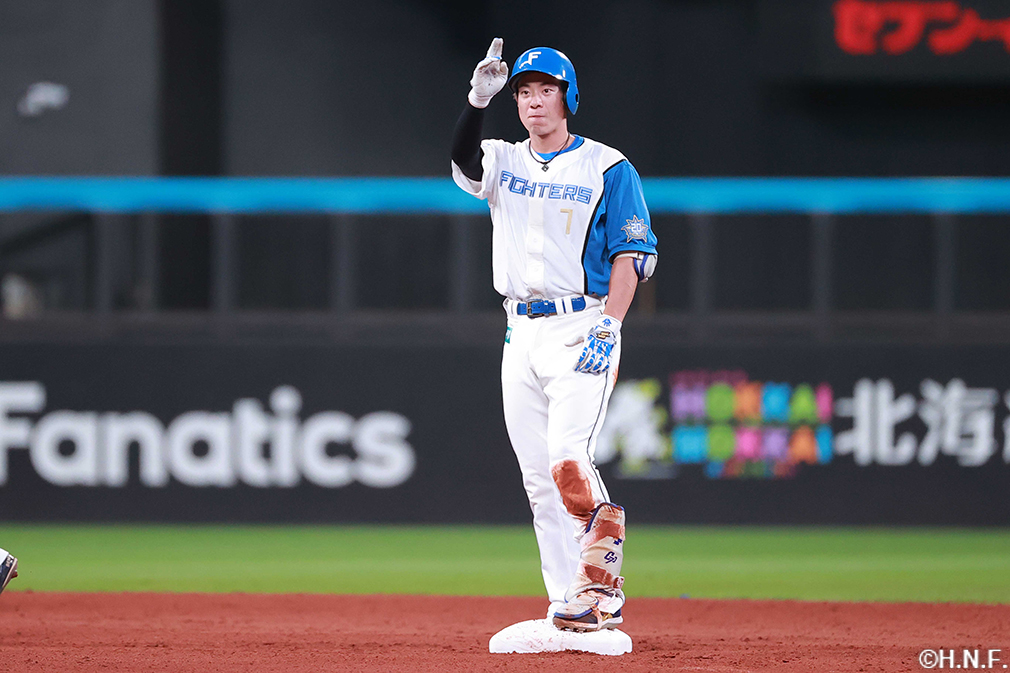 1回裏、先制適時打を放つマルティネス選手03