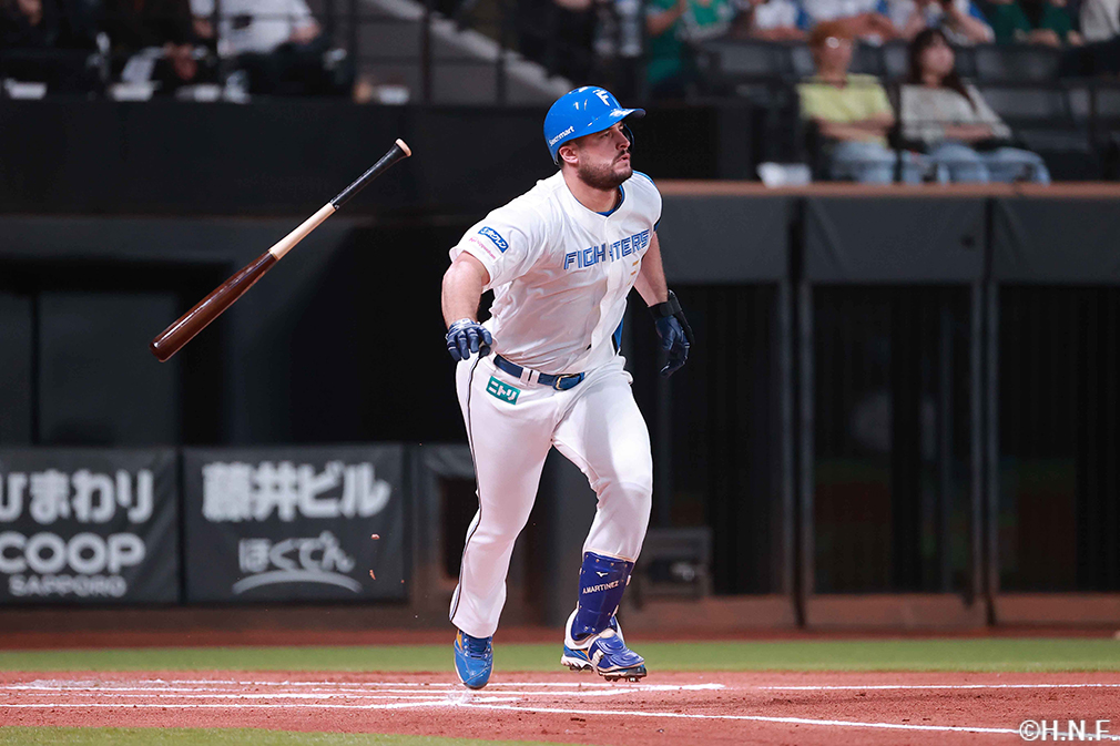 1回裏、ライトへ適時二塁打を放つ松本剛選手01