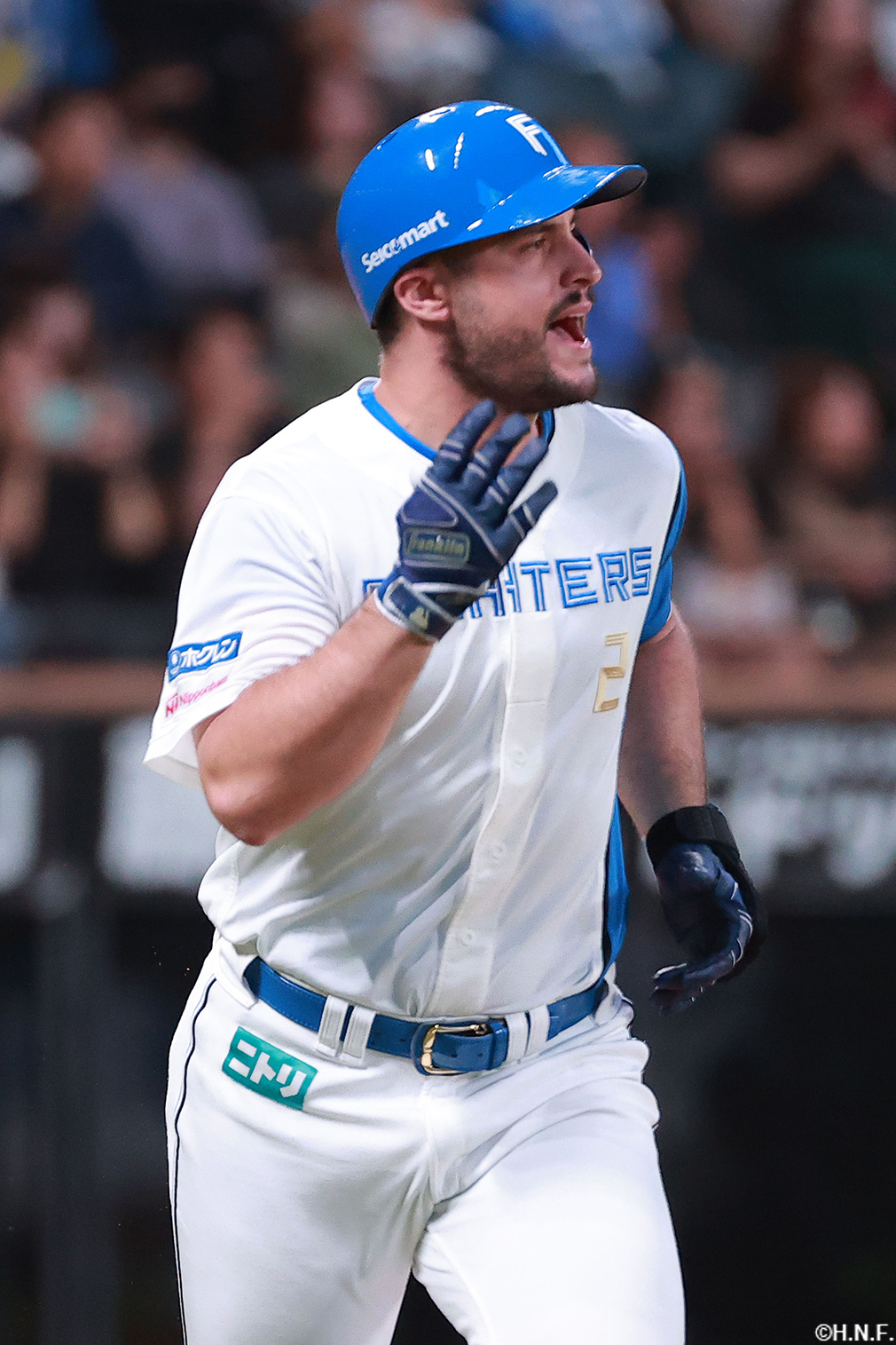 1回裏、ライトへ適時二塁打を放つ松本剛選手02