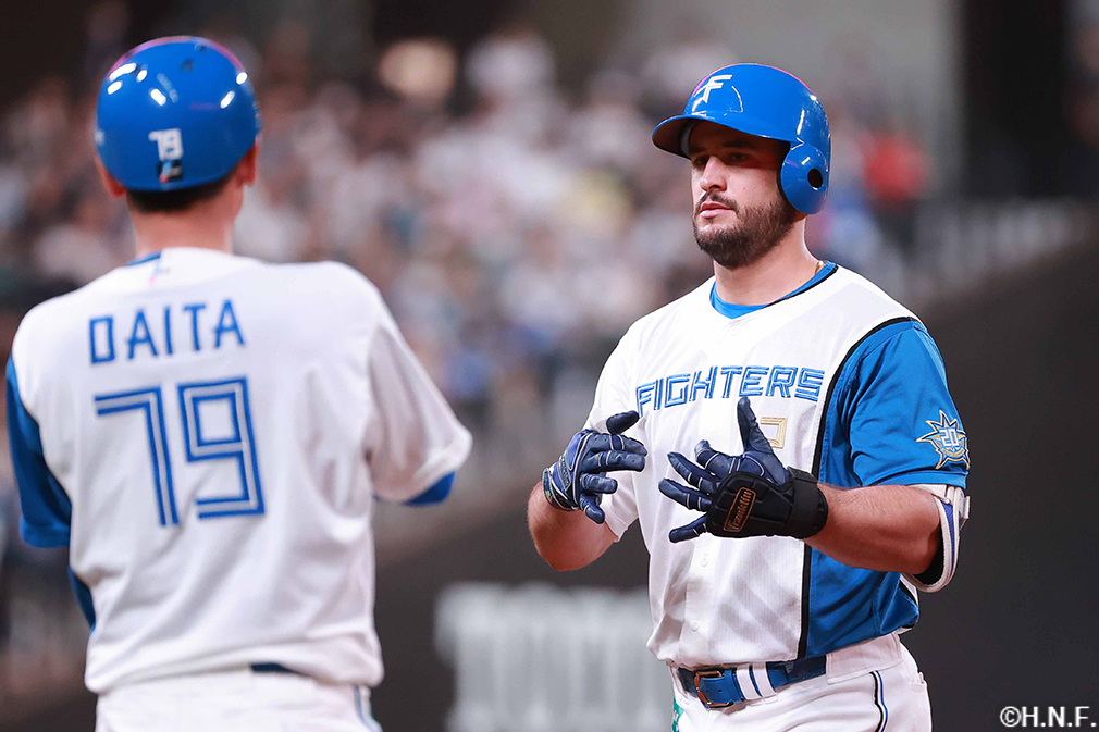 1回裏、先制適時打を放つマルティネス選手01