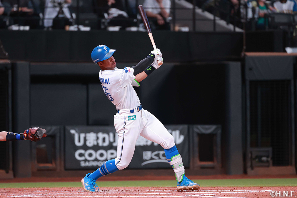 2回裏、センターへ二塁打を放つ万波選手01