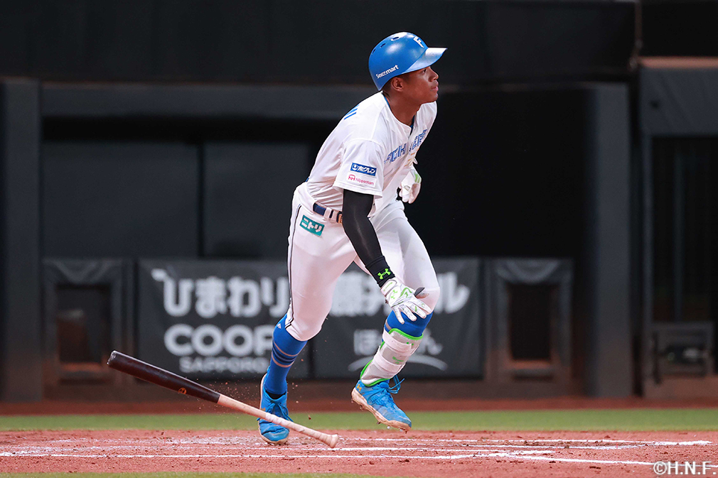 2回裏、センターへ二塁打を放つ万波選手02
