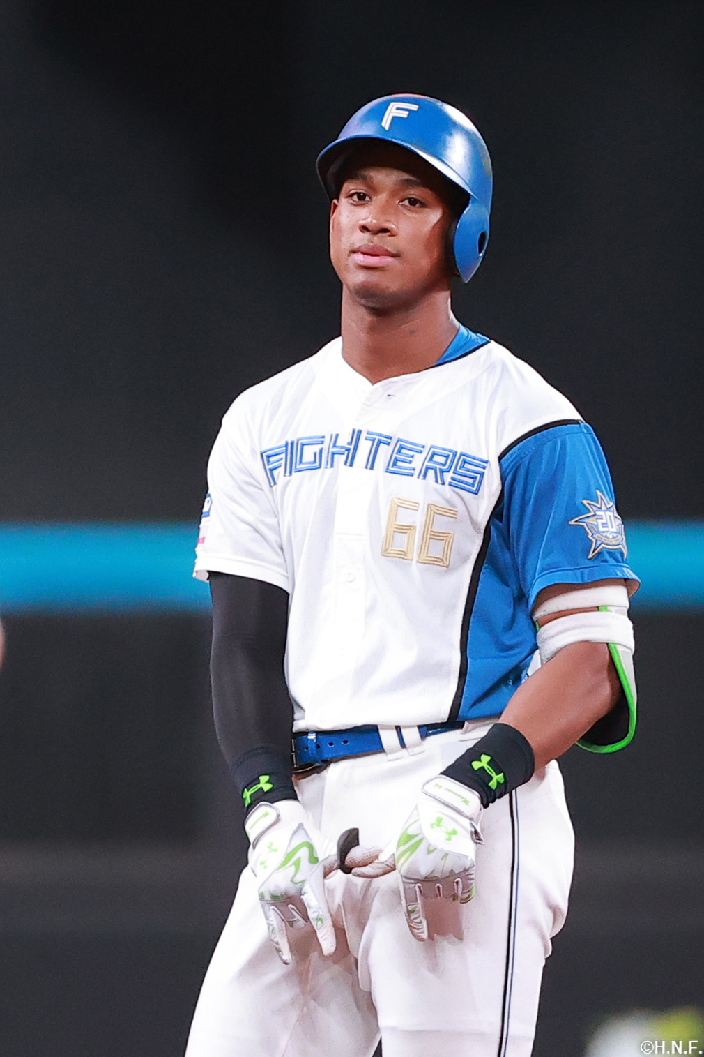 2回裏、センターへ二塁打を放つ万波選手03