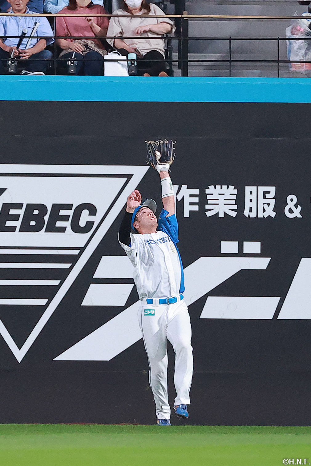 3回表、レフトで好守をみせる郡司選手