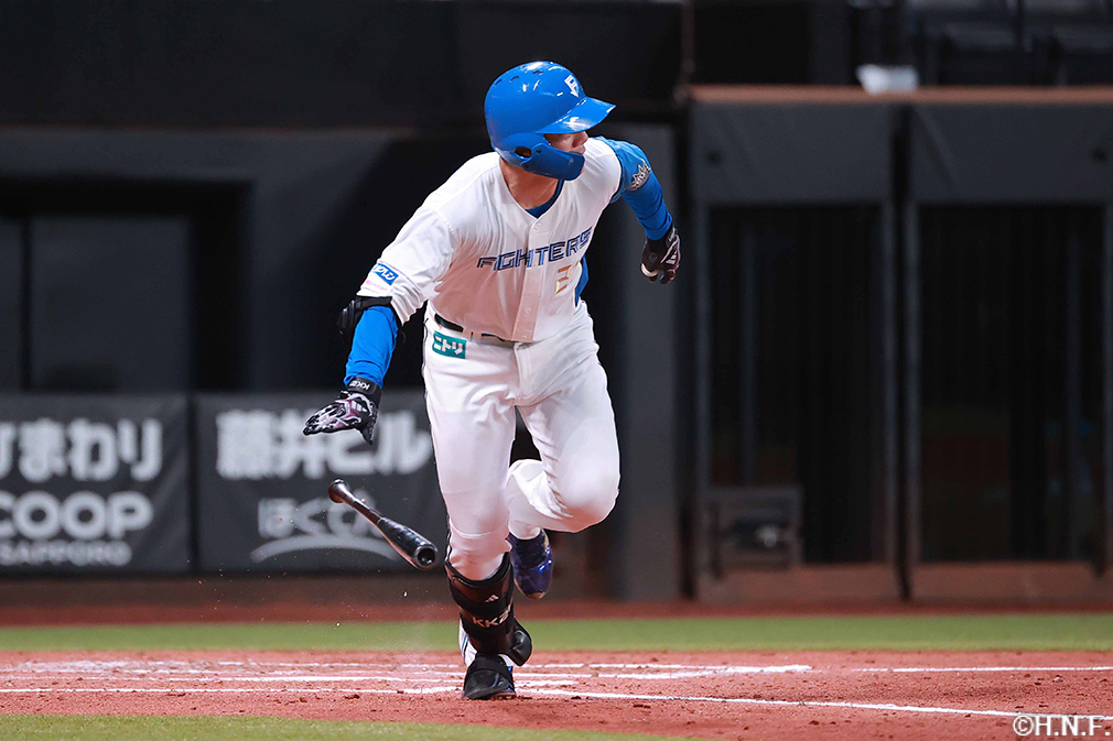 3回裏、センターへ二塁打を放つ清宮選手01