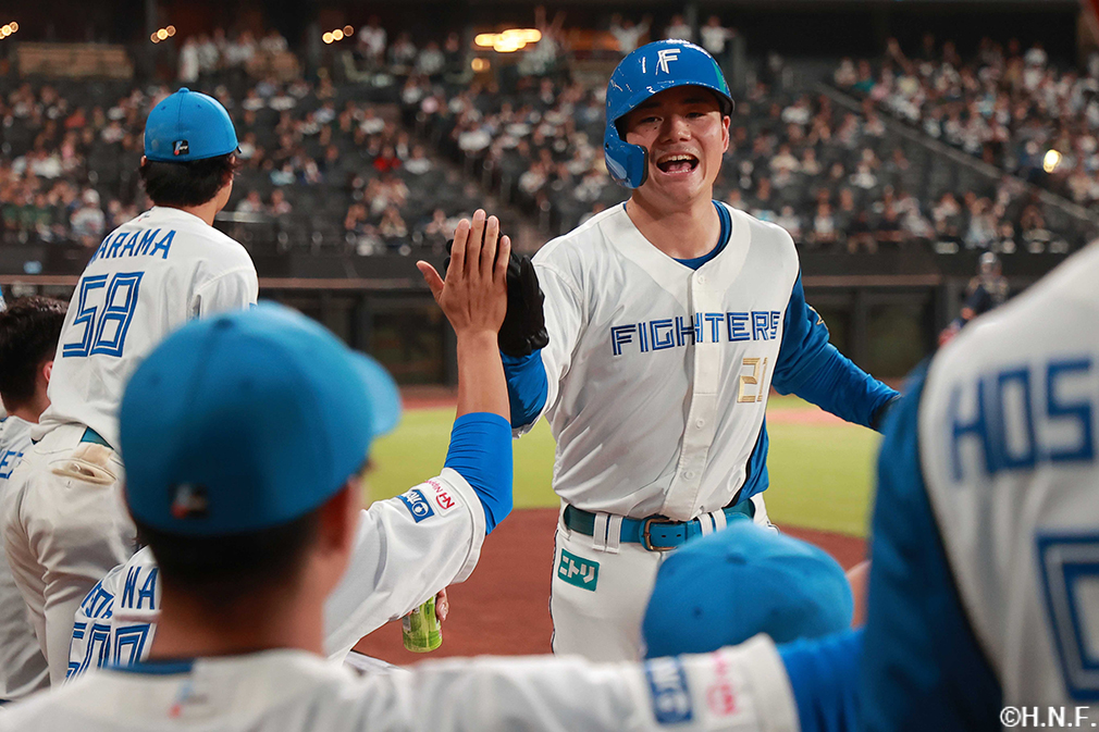 3回裏、センターへ二塁打を放つ清宮選手02