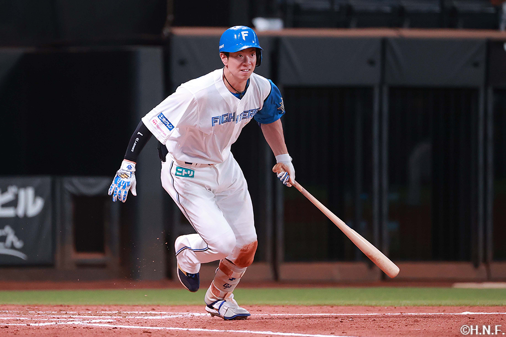 3回裏、ライトへ適時打を放つ松本剛選手