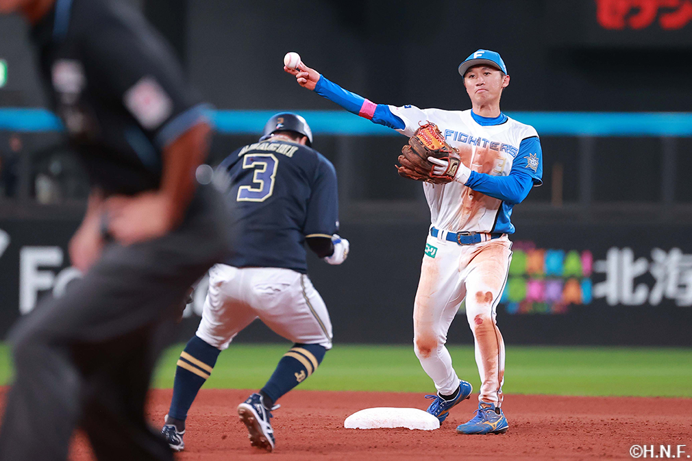 4回表、併殺を完成させる加藤豪選手