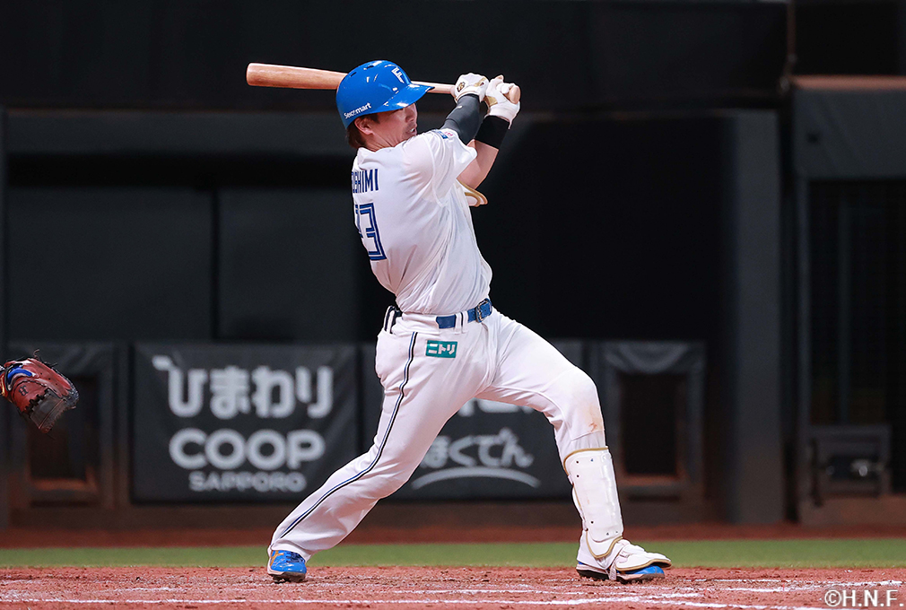 5回裏、センターへヒットを放つ伏見選手01