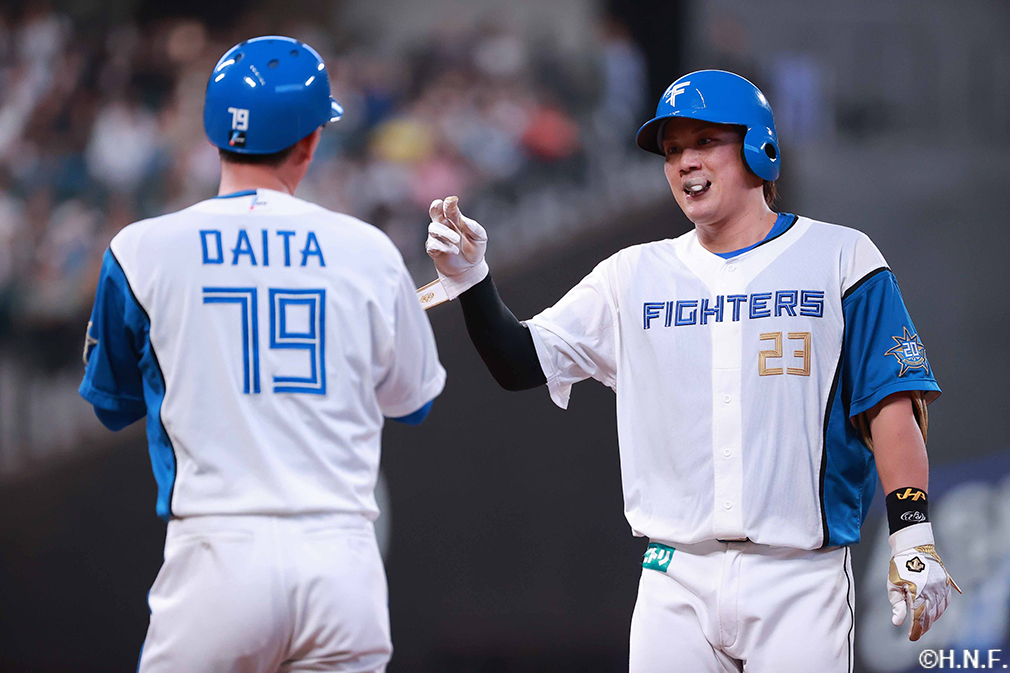 5回裏、センターへヒットを放つ伏見選手02