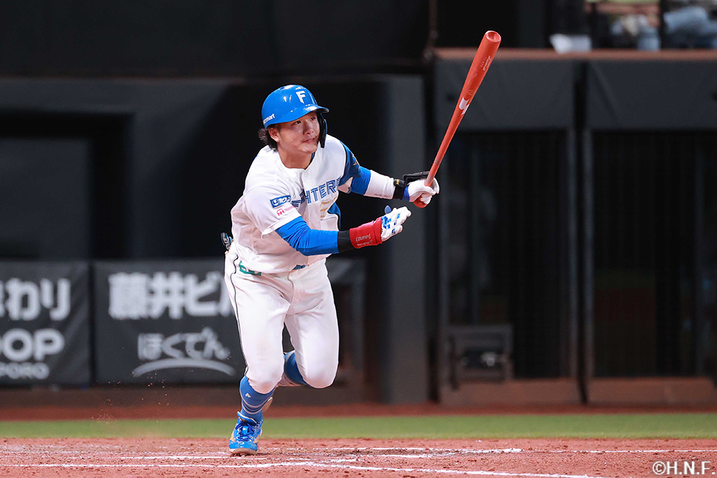 5回裏、ライトへ適時打を放つ奈良間選手01