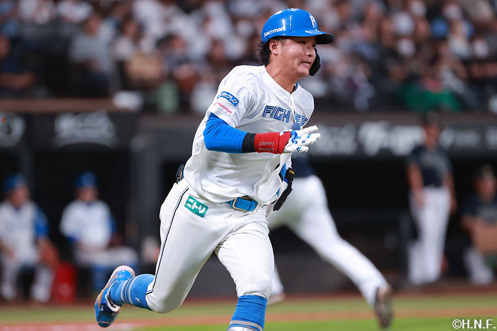 5回裏、ライトへ適時打を放つ奈良間選手02