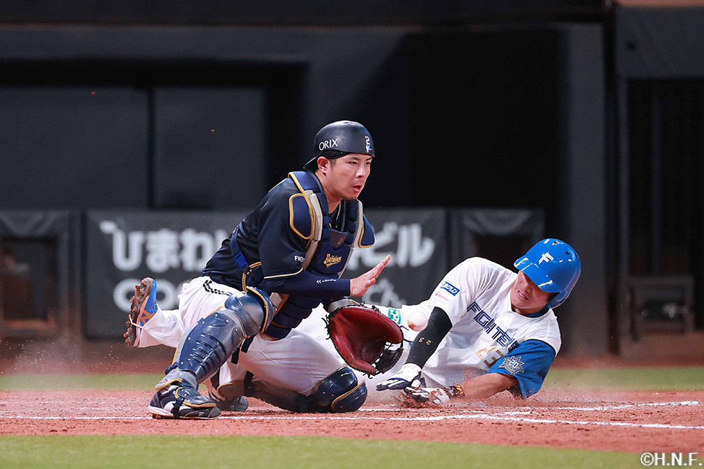 5回裏、ホームへ生還した伏見選手01