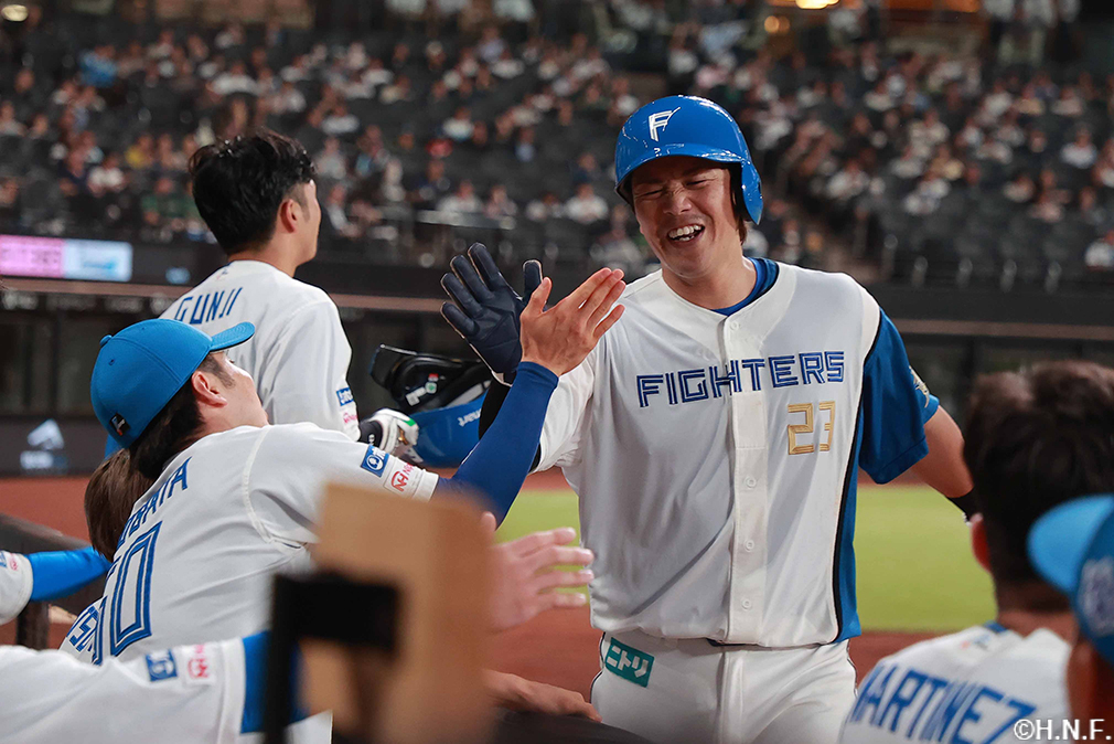 5回裏、ホームへ生還した伏見選手02