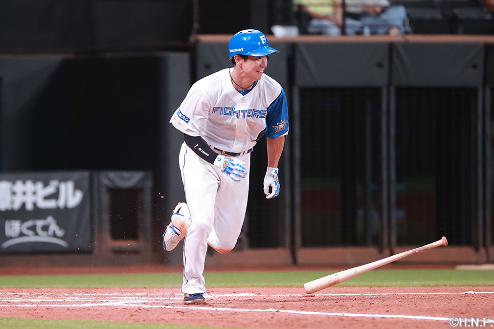 7回裏、今日三本目となるヒットを放つ松本剛選手