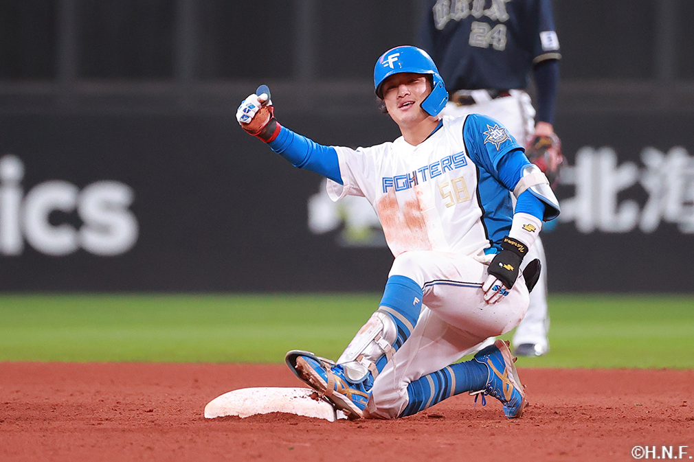 8回裏、レフトへ二塁打を放った奈良間選手