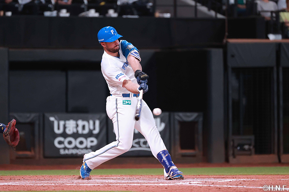 8回裏、適時内野安打を放つマルティネス選手