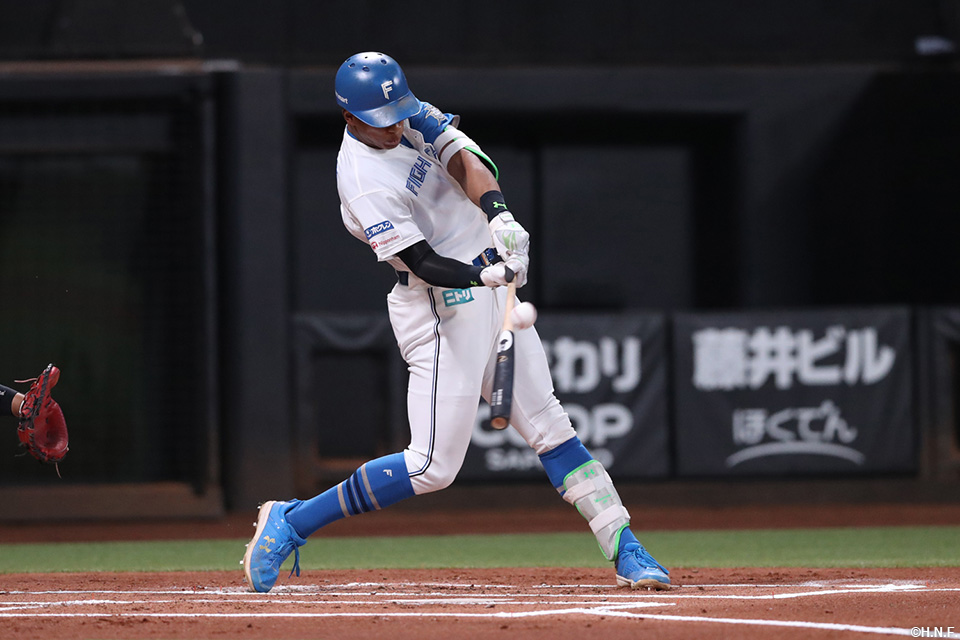 1回裏、先頭打者本塁打を放つ万波選手01