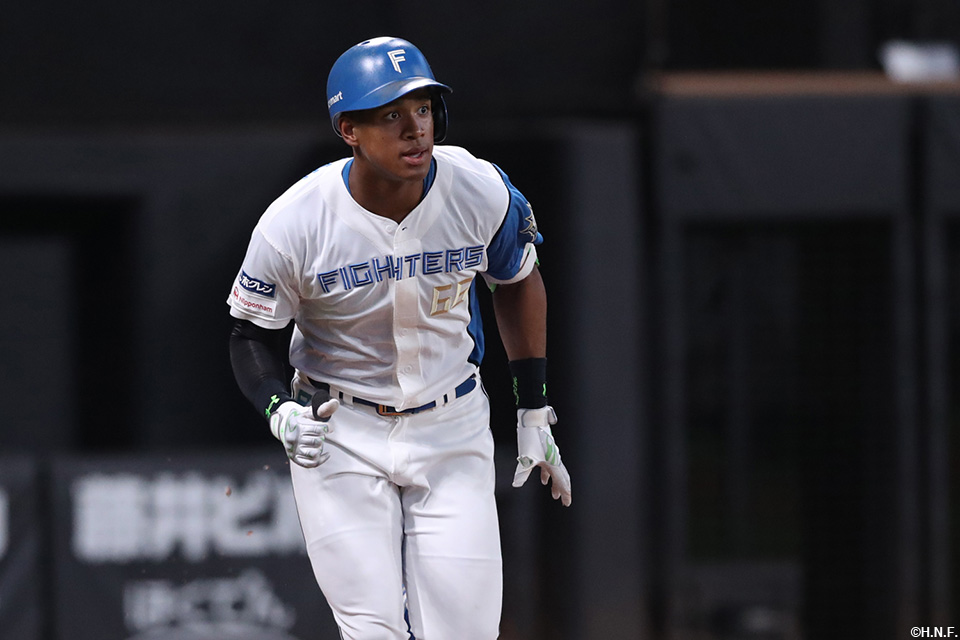 1回裏、先頭打者本塁打を放つ万波選手02